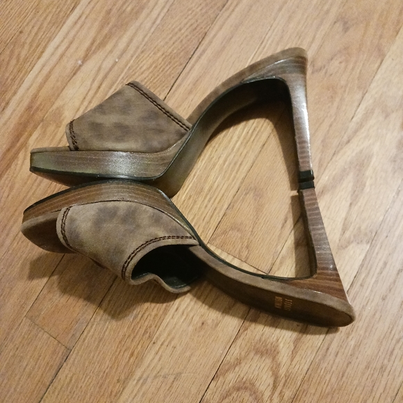 Heels - Picture 3 of 5